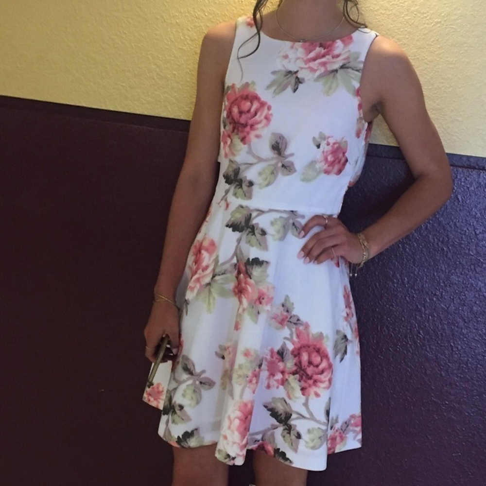 Gianni Bini Floral Sleeveless Dress Cut Out Back 2